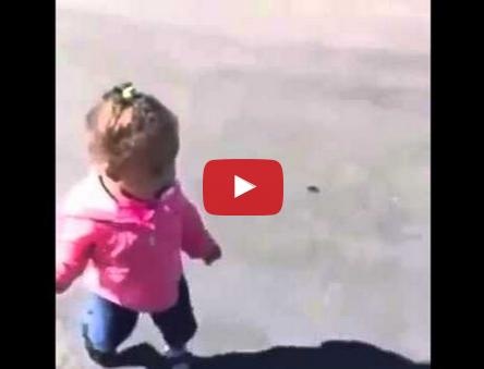 بالفيديو – ردّة فعل غريبة لطفلة ترى ظلّها للمرّة الأولى