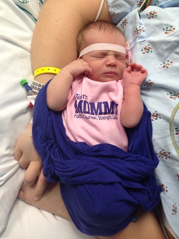 بالفيديو - شاهد لحظة لا تصدق أم تستيقظ من غيبوبة على صوت طفلتها حديثة الولادة