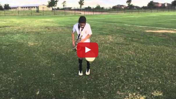 فيديو مدهش لطفل يلعب كرة القدم وهو يعزف على آلة الساكسوفون