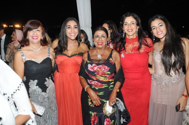 نبيلة الحكيم وبناتها وأحفادها