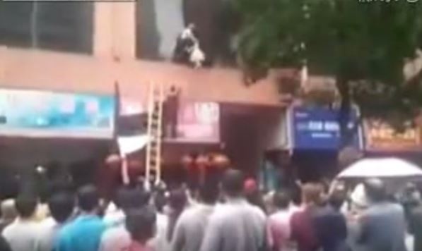 بالفيديو- أغرب طريقة لإنقاذ طفلة حاصرتها النيران