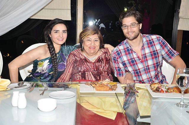  اعتماد بين عمر خورشيد وزوجته ياسمين الجيلاني
