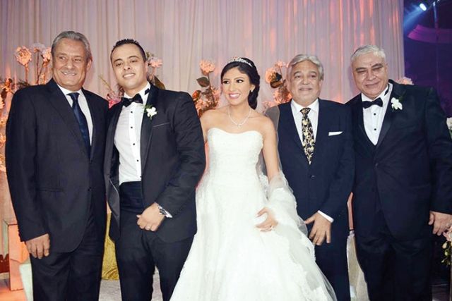 العروسان يتوسطان فاروق الفيشاوي وعماد رشاد ومحمد النقلي