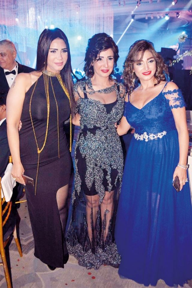 أمل رزق تتوسط روجينا وإيناس عز الدين
