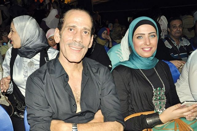 عزب شو في الصفوف الأولى من جمهور الحجار
