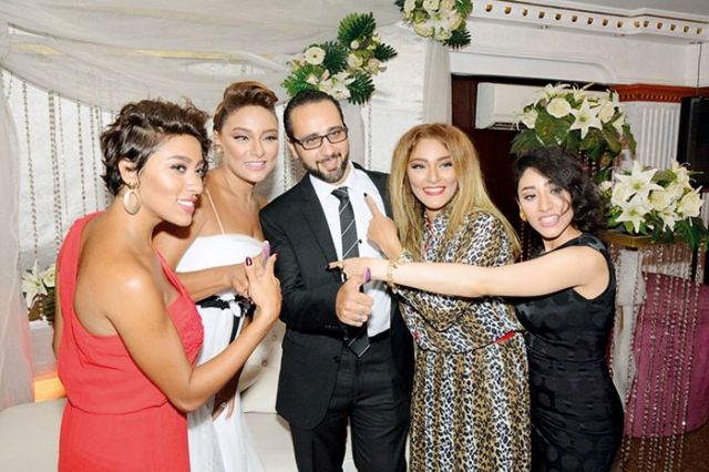 العروسان يتوسطان شقيقتيْ العروس زيزي وغادة