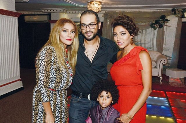 حمادة الحلو وزوجته غادة عادل ونجلهما وزيزي