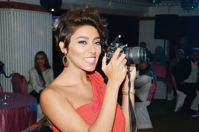 زيزي تلتقط الصور للعروسين