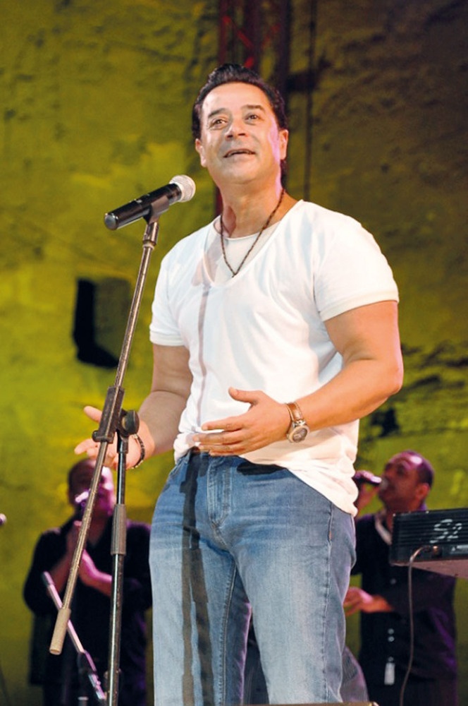 مدحت صالح يغنّي لمحمد قنديل ويداعب الجمهور: غنيت وعمري أربع سنوات