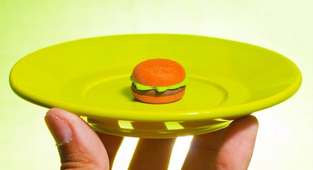 حل البدانة سيكون في السوبرماركت! ما قصة تصغير الأطباق والأكواب وأدوات المائدة؟