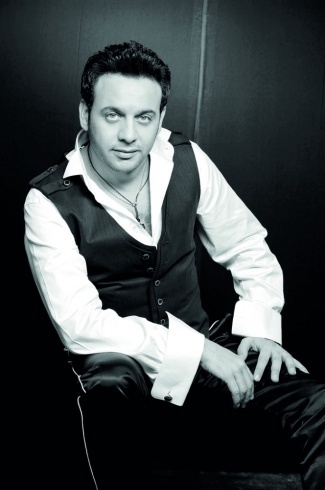 بالصورة - كيف احتفل مصطفى قمر بعيد ميلاد زوجته غادة؟