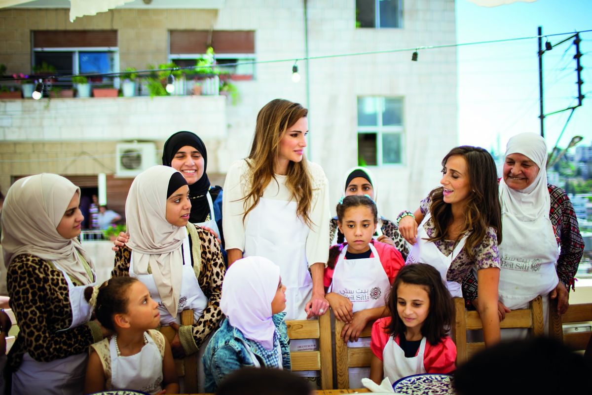 الملكة رانيا تلبي طلب الأطفال الأيتام خلال زيارة إلى «بيت ستّي»