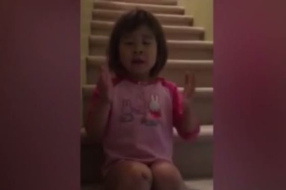 بالفيديو- رسالة مؤثرة من طفلة لوالديها بعد طلاقهما