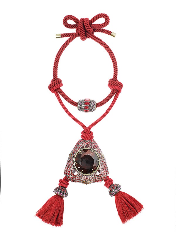 زخرفة وشراريب تفاصيل تميّز مجموعة أكسسوارات Lanvin للشتاء