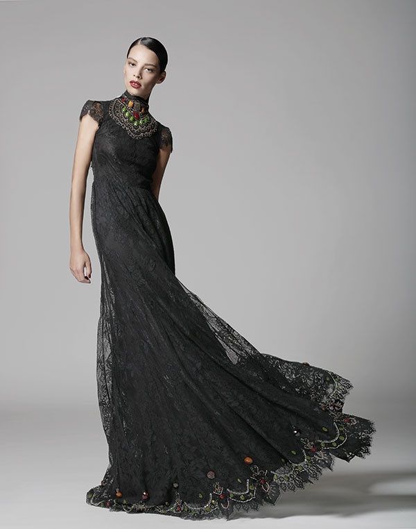 فستان طويل مزين بالحجارة من Alice&Olivia.
