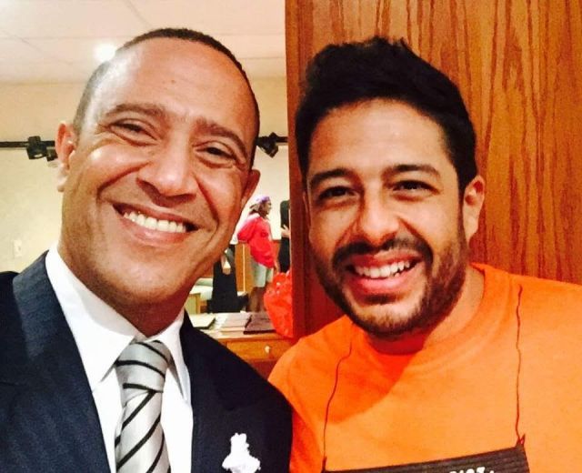 بالصور- مفاجأة حماقي لأشرف عبد الباقي