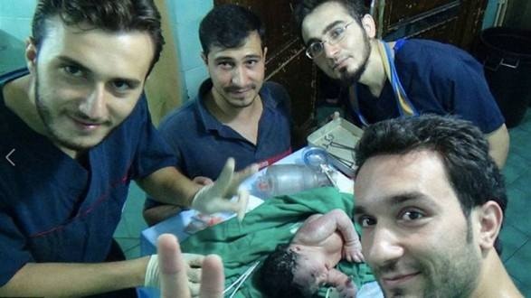 بالصور- إنقاذ طفلة سورية اصيبت في بطن أمها