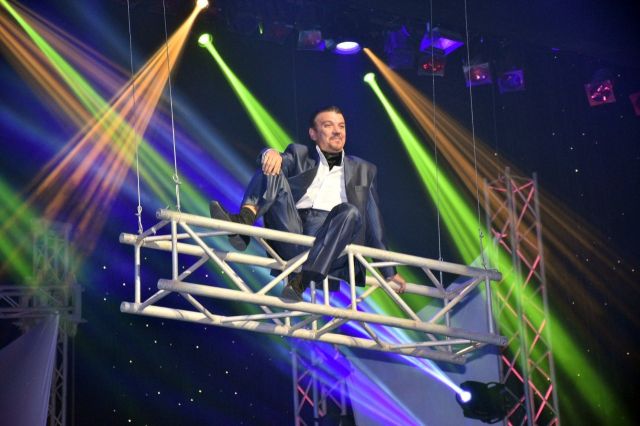 الفنان أحمد سلامة خلال عرض الافتتاحية