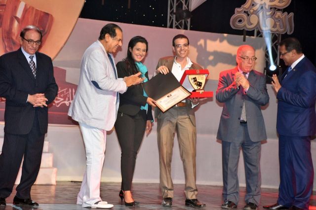 رشا سامي العدل تسلم الفائز بجزائزة والدها