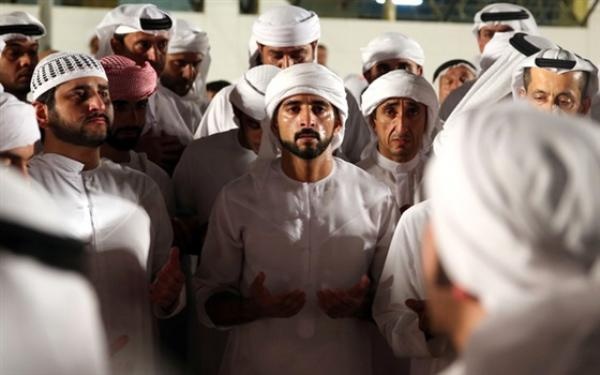 بالفيديو والصور- بكاء الشيخ حمدان على شقيقه يدمي قلوب الإماراتيين