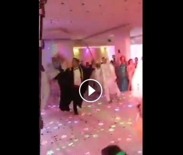 بالفيديو- مدير فرقة زفة يزف نفسه يوم عرسه