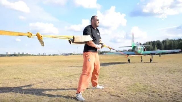 بالفيديو- رجل يمنع طائرتين من الاقلاع ... بذراعيه
