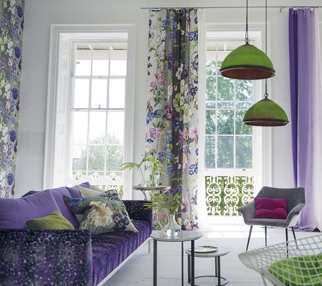 صياغات وأزهار ترصّع الستائر بنغمات مدهشة