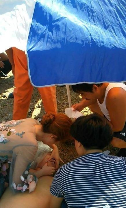 بالفيديو- عروس تترك حفل زفافها لإنقاذ غريق