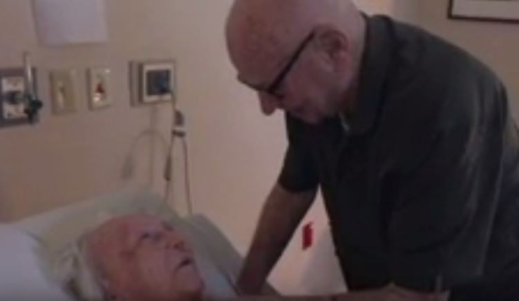 بالفيديو- عجوز تسعيني يغني لزوجته المريضة في المستشفى.. وهكذا ردت عليه!؟