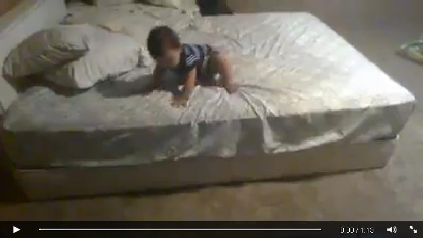 بالفيديو - طفل ينزل من السرير بطريقة فائقة الذكاء... شاهدوا ماذا فعل