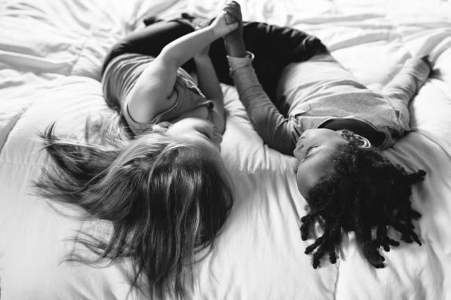 بالصور - أم تصوّر إبنتها البيولوجية مع الإبنة التي تبنّتها فتوصل رسالة محبة