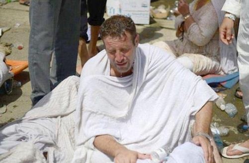 مشاهد مؤثرة - حاج يبكي وفاة والده في منى وآخر يحمل والده على ظهره وصور أخرى