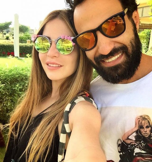 بالصور- الثنائي منة حسين فهمي وأحمد فهمي.. حب ورومانسية عالية