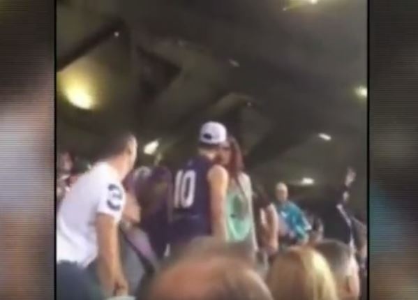 بالفيديو – رجل يضرب إمرأة خلال مبارة لكرة قدم، شاهدوا ماذا فعل الجمهور