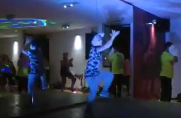 بالفيديو – أصغر مدرب زومبا يشعل 