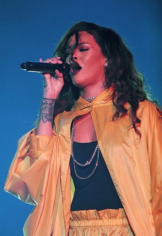 بالصور- جمهور ريهانا يستقبلها بحفاضات الأطفال.. والسبب!!