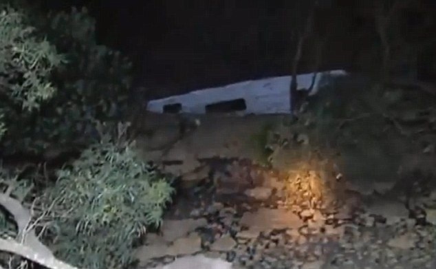 بالفيديو– ظهور حفرة ابتلعت السيارات على أحد الشواطئ الاسترالية