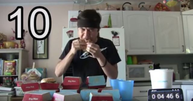 بالفيديو- شاهدوا كيف أكل 25 وجبة همبرغر في 22 دقيقة