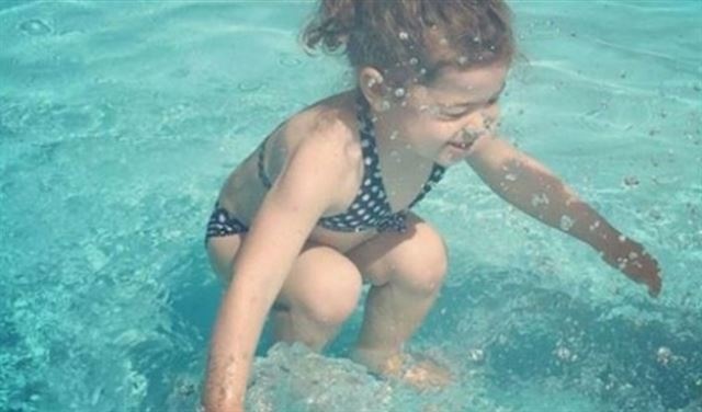 بعد لون الفستان.. صورة جديدة تحيّر الملايين... هذه الطفلة فوق الماء أو تحته؟!