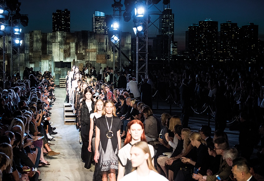 من أعاد جوليا روبرتس إلى أسبوع الموضة؟ رسالة حب إلى نيويورك new york fashion week
