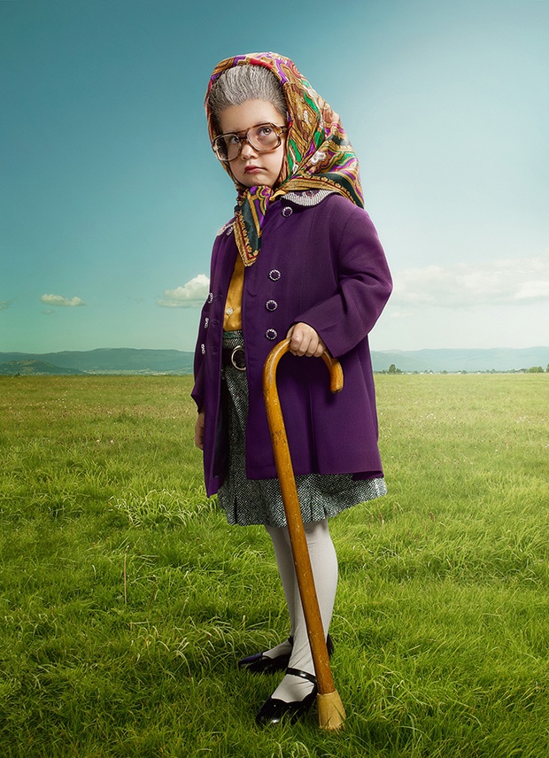 بالصور– هكذا حوّلت مصورة 6 أطفال إلى مسنين