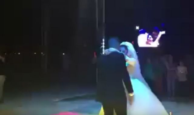 بالفيديو- مفاجأة مدهشة من شاب لعروسه خلال حفل زفافهما