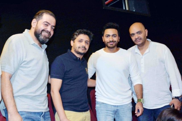 تامر يتوسط شقيقه حسام وياسر سامي