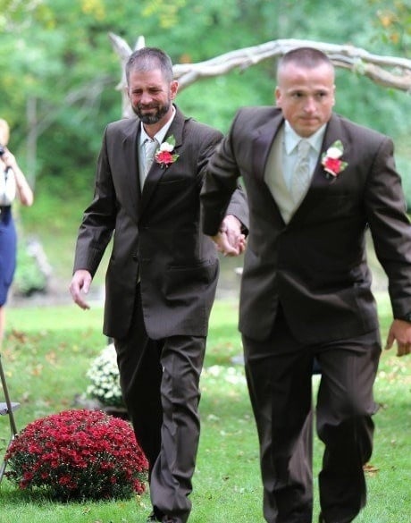 ماذا فعل هذا الوالد لابنته يوم زفافها ...وما سر هذه الصورة المؤثرة