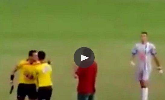 بالفيديو- حكم كرة قدم يشهر مسدسه بوجه لاعب