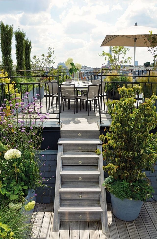 درج مبتكر يؤدّي الى ركن للجلوس... وركن للطعام يطلّ على برج إيفل