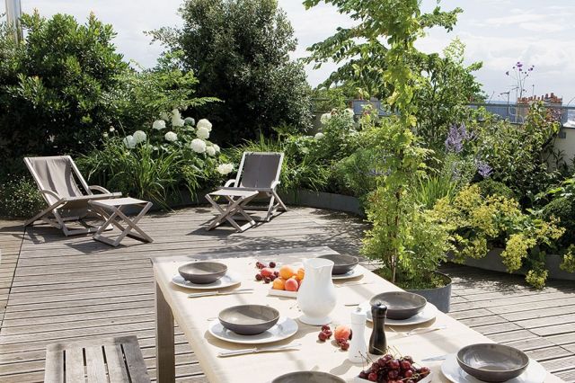 ركن للطعام تمَّ ابتكاره بالقرب من الدَّرج الموصِل بين الشقّة وسطحها