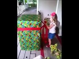 بالفيديو – طفلة تفاجأ بوالدها المسافر كهدية لعيد ميلادها