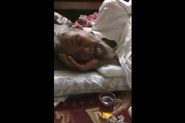 بالفيديو – مسن على فراش المرض يوصي ابنه بالصلاة