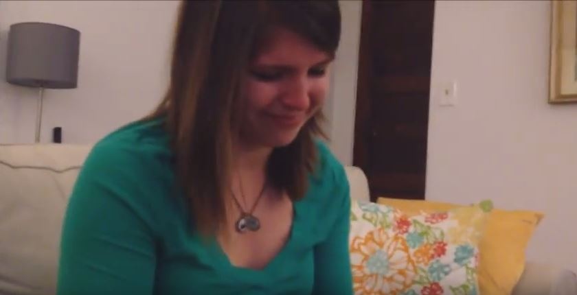 بالفيديو- شاب يطلب يد صديقته للزواج بطريقة مبتكرة